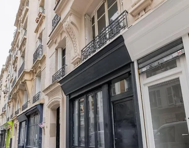 Cozy In Montmartre